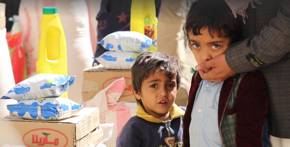children in Yemen receive food