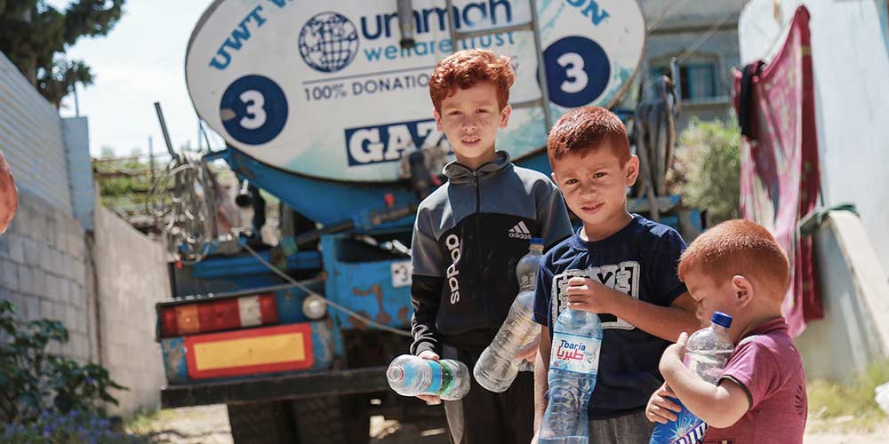 Children with water in Gaza