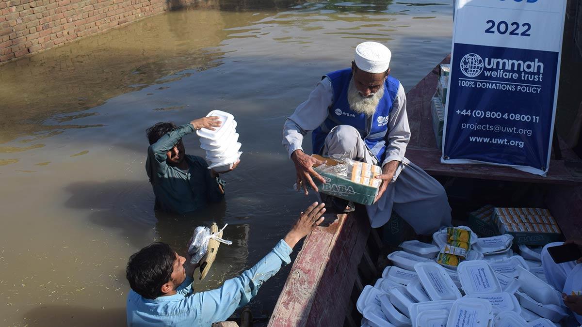 Pakistan Floods Cooked Food