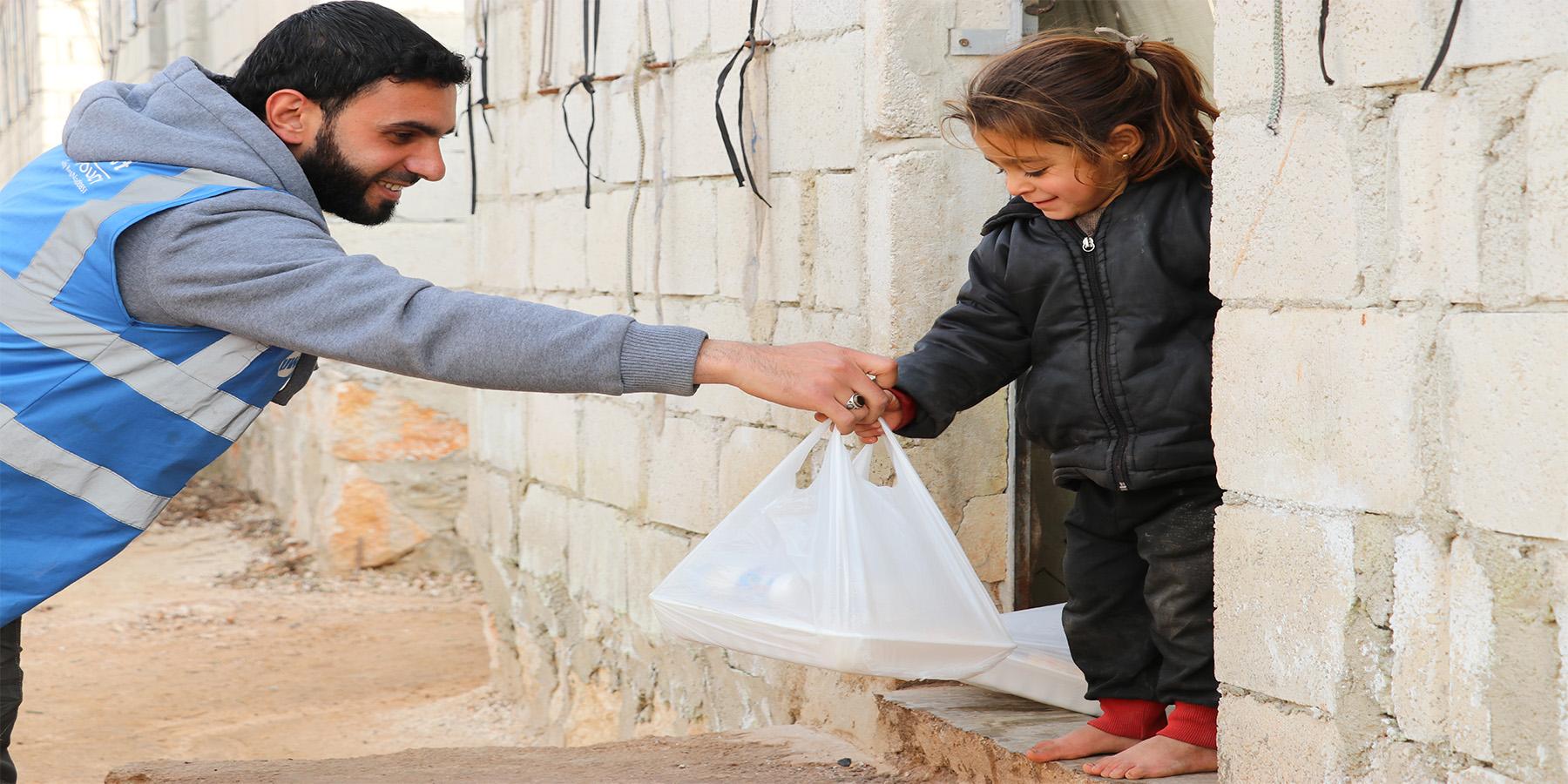 children in Yemen receive food